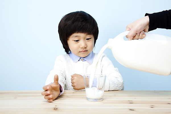 포토 JPG 스튜디오촬영 손 남자 어린이라이프 음료 초등학생 어린이 놀이 탁자 잔 실내 한명 사람 동양인 소년 상반신 신체부위 컵 한국인 우유 붓기 어린이세상 어린이만 국내포토 1 학생 라이프스타일 식기 가구 모션 유제품 인종 내부 파일형식