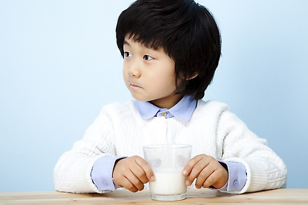 포토 JPG 스튜디오촬영 남자 어린이라이프 음료 초등학생 어린이 놀이 탁자 입모양 잔 실내 한명 사람 동양인 소년 상반신 컵 한국인 우유 잡기 어린이세상 남자만 남자한명만 어린이만 소년만 소년한명만 국내포토 모양 1 학생 라이프스타일 식기 가구 모션 유제품 인종 내부 입 파일형식