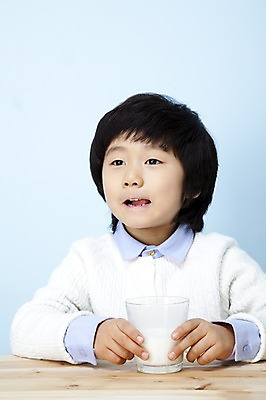 포토 JPG 스튜디오촬영 남자 어린이라이프 음료 초등학생 어린이 놀이 탁자 입모양 잔 실내 한명 사람 동양인 소년 상반신 컵 한국인 우유 잡기 어린이세상 남자만 남자한명만 어린이만 소년만 소년한명만 국내포토 모양 1 학생 라이프스타일 식기 가구 모션 유제품 인종 내부 입 파일형식