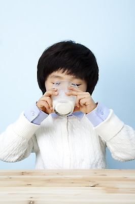 포토 JPG 스튜디오촬영 남자 어린이라이프 음료 초등학생 어린이 포즈 놀이 탁자 잔 실내 한명 들기 사람 동양인 소년 상반신 컵 한국인 우유 마시기 어린이세상 남자만 남자한명만 어린이만 소년만 소년한명만 국내포토 1 학생 라이프스타일 식기 가구 모션 유제품 인종 내부 파일형식