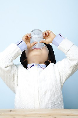 포토 JPG 스튜디오촬영 남자 어린이라이프 음료 초등학생 어린이 포즈 놀이 탁자 잔 실내 한명 들기 사람 동양인 소년 상반신 컵 한국인 우유 마시기 어린이세상 다마신 남자만 남자한명만 어린이만 소년만 소년한명만 국내포토 1 학생 라이프스타일 식기 가구 모션 유제품 인종 내부 파일형식