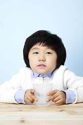 포토 JPG 스튜디오촬영 남자 어린이라이프 음료 초등학생 어린이 포즈 놀이 탁자 잔 실내 한명 사람 동양인 소년 상반신 컵 한국인 우유 잡기 어린이세상 남자만 남자한명만 어린이만 소년만 소년한명만 국내포토 1 학생 라이프스타일 식기 가구 모션 유제품 인종 내부 파일형식