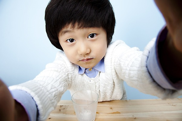 포토 JPG 스튜디오촬영 남자 어린이라이프 음료 초등학생 어린이 놀이 탁자 잔 실내 한명 사람 동양인 손짓 소년 상반신 컵 한국인 우유 잡기 어린이세상 다마신 남자만 남자한명만 어린이만 소년만 소년한명만 국내포토 1 학생 라이프스타일 식기 가구 모션 유제품 인종 내부 파일형식