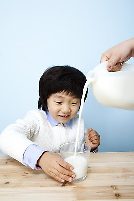 포토 JPG 스튜디오촬영 손 남자 어린이라이프 음료 초등학생 어린이 놀이 탁자 잔 실내 한명 웃음 사람 동양인 소년 상반신 신체부위 컵 한국인 우유 붓기 즐거움 어린이세상 어린이만 국내포토 1 학생 라이프스타일 식기 감정 가구 모션 유제품 표정 인종 내부 파일형식