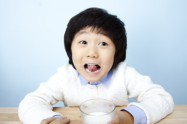 포토 JPG 스튜디오촬영 남자 어린이라이프 음료 초등학생 어린이 장난 놀이 탁자 잔 실내 표정 한명 사람 동양인 소년 상반신 신체부위 컵 한국인 우유 유머 혀 주기 어린이세상 남자만 남자한명만 어린이만 소년만 소년한명만 국내포토 1 학생 라이프스타일 식기 감정 가구 모션 유제품 인종 내부 입 파일형식