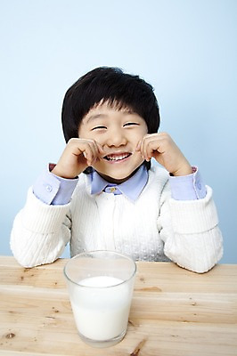 포토 JPG 스튜디오촬영 남자 어린이라이프 음료 초등학생 어린이 포즈 놀이 탁자 잔 실내 한명 미소 웃음 사람 동양인 소년 상반신 컵 한국인 우유 어린이세상 남자만 남자한명만 어린이만 소년만 소년한명만 국내포토 1 학생 라이프스타일 식기 가구 유제품 표정 인종 내부 파일형식