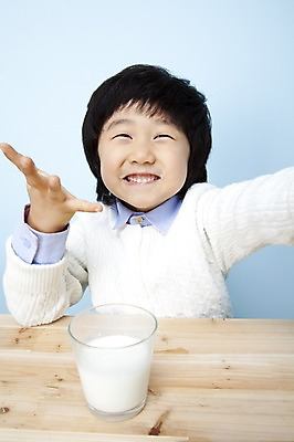 포토 JPG 스튜디오촬영 남자 어린이라이프 음료 초등학생 어린이 놀이 탁자 잔 실내 한명 미소 웃음 사람 동양인 손짓 소년 상반신 컵 기쁨 한국인 우유 즐거움 어린이세상 남자만 남자한명만 어린이만 소년만 소년한명만 국내포토 1 학생 라이프스타일 식기 감정 가구 모션 유제품 표정 인종 내부 파일형식