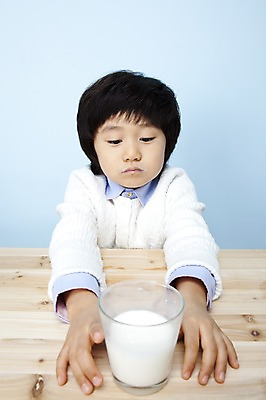 포토 JPG 스튜디오촬영 남자 어린이라이프 음료 초등학생 어린이 놀이 탁자 잔 실내 무표정 표정 한명 사람 동양인 소년 상반신 컵 한국인 우유 어린이세상 남자만 남자한명만 어린이만 소년만 소년한명만 국내포토 1 학생 라이프스타일 식기 감정 가구 유제품 인종 내부 파일형식