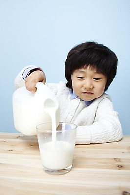 포토 JPG 스튜디오촬영 남자 어린이라이프 음료 초등학생 어린이 놀이 탁자 잔 실내 한명 사람 동양인 손짓 소년 상반신 컵 한국인 우유 붓기 어린이세상 남자만 남자한명만 어린이만 소년만 소년한명만 국내포토 1 학생 라이프스타일 식기 가구 모션 유제품 인종 내부 파일형식