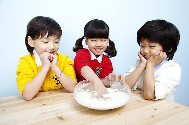 포토 JPG 스튜디오촬영 그릇 여자 남자 어린이라이프 음료 어린이 장난 놀이 탁자 실내 웃음 사람 동양인 소녀 소년 상반신 세명 친구 한국인 우유 즐거움 어린이세상 유리그릇 믹싱볼 어린이만 국내포토 라이프스타일 식기 감정 가구 관계 유리 유제품 표정 인종 내부 파일형식