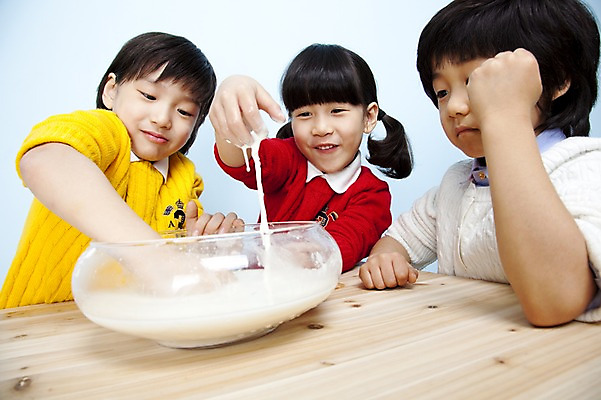 포토 JPG 스튜디오촬영 그릇 여자 남자 어린이라이프 음료 어린이 장난 놀이 탁자 실내 웃음 사람 동양인 소녀 소년 상반신 세명 친구 한국인 우유 즐거움 어린이세상 유리그릇 믹싱볼 어린이만 국내포토 라이프스타일 식기 감정 가구 관계 유리 유제품 표정 인종 내부 파일형식