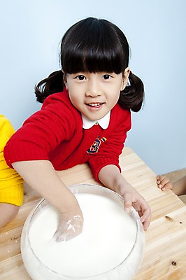 포토 JPG 스튜디오촬영 그릇 여자 어린이라이프 음료 초등학생 어린이 장난 놀이 탁자 실내 한명 웃음 사람 동양인 소녀 상반신 하이앵글 한국인 우유 즐거움 어린이세상 유리그릇 믹싱볼 여자만 여자한명만 어린이만 소녀만 소녀한명만 국내포토 1 학생 라이프스타일 식기 감정 뷰포인트 가구 유리 유제품 표정 인종 내부 파일형식