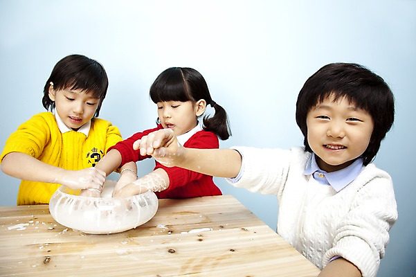 포토 JPG 스튜디오촬영 그릇 여자 남자 어린이라이프 음료 어린이 장난 놀이 탁자 실내 웃음 사람 동양인 소녀 소년 상반신 세명 친구 한국인 우유 즐거움 어린이세상 유리그릇 믹싱볼 어린이만 국내포토 라이프스타일 식기 감정 가구 관계 유리 유제품 표정 인종 내부 파일형식