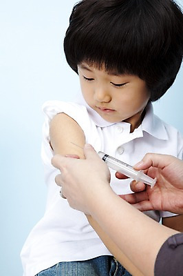 포토 JPG 스튜디오촬영 손 남자 어린이라이프 초등학생 어린이 의학 의료기기 실내 주사기 한명 사람 동양인 소년 상반신 신체부위 한국인 어린이세상 예방접종 어린이만 부스터샷 국내포토 1 학생 라이프스타일 인종 내부 접종 파일형식