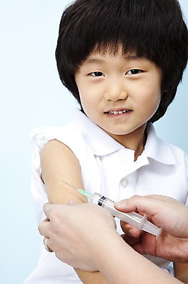 포토 JPG 스튜디오촬영 손 남자 어린이라이프 초등학생 어린이 의학 의료기기 실내 주사기 한명 사람 동양인 소년 상반신 신체부위 한국인 무서움 어린이세상 싫은 예방접종 어린이만 부스터샷 국내포토 1 학생 라이프스타일 감정 인종 내부 접종 파일형식