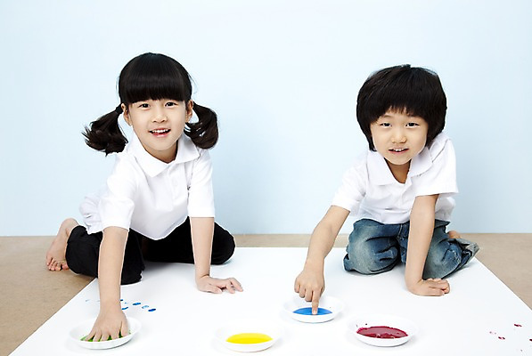 포토 JPG 스튜디오촬영 전신 그릇 접시 여자 남자 어린이라이프 어린이 포즈 장난 놀이 실내 손바닥 웃음 사람 앉기 동양인 소녀 소년 두명 친구 물감 한국인 즐거움 어린이세상 물감놀이 손바닥찍기 어린이만 국내포토 라이프스타일 식기 손 감정 관계 모션 표정 인종 내부 미술도구 색칠 파일형식