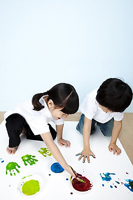 포토 JPG 스튜디오촬영 전신 그릇 접시 여자 남자 어린이라이프 어린이 장난 놀이 실내 손바닥 미술 웃음 사람 앉기 동양인 소녀 소년 두명 친구 물감 한국인 즐거움 어린이세상 도화지 물감놀이 손바닥찍기 어린이만 국내포토 라이프스타일 식기 손 감정 종이 관계 모션 문화예술 표정 인종 내부 미술도구 색칠 파일형식