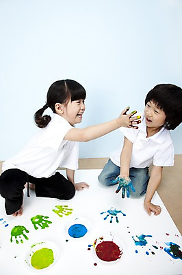 포토 JPG 스튜디오촬영 전신 그릇 접시 여자 남자 어린이라이프 어린이 장난 놀이 실내 손바닥 미술 웃음 사람 앉기 동양인 소녀 소년 두명 친구 물감 한국인 즐거움 어린이세상 도화지 물감놀이 손바닥찍기 어린이만 국내포토 라이프스타일 식기 손 감정 종이 관계 모션 문화예술 표정 인종 내부 미술도구 색칠 파일형식