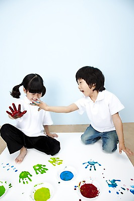 포토 JPG 스튜디오촬영 전신 그릇 접시 여자 남자 어린이라이프 어린이 장난 놀이 실내 손바닥 미술 웃음 사람 앉기 동양인 소녀 소년 두명 친구 물감 한국인 즐거움 어린이세상 도화지 물감놀이 손바닥찍기 어린이만 국내포토 라이프스타일 식기 손 감정 종이 관계 모션 문화예술 표정 인종 내부 미술도구 색칠 파일형식