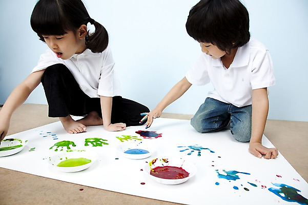 포토 JPG 스튜디오촬영 전신 그릇 접시 여자 남자 어린이라이프 어린이 장난 놀이 실내 손바닥 미술 사람 앉기 동양인 소녀 소년 두명 친구 물감 한국인 즐거움 어린이세상 도화지 물감놀이 손바닥찍기 어린이만 국내포토 라이프스타일 식기 손 감정 종이 관계 모션 문화예술 인종 내부 미술도구 색칠 파일형식