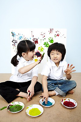 포토 JPG 스튜디오촬영 전신 그릇 접시 여자 남자 어린이라이프 어린이 장난 놀이 실내 손바닥 미술 웃음 사람 동양인 소녀 소년 두명 친구 물감 한국인 즐거움 가부좌 어린이세상 도화지 물감놀이 손바닥찍기 어린이만 국내포토 라이프스타일 식기 손 감정 종이 관계 문화예술 표정 앉기 인종 내부 미술도구 색칠 파일형식