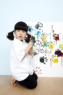 포토 JPG 스튜디오촬영 전신 여자 어린이라이프 초등학생 어린이 포즈 장난 놀이 실내 손바닥 미술 한명 사람 앉기 동양인 소녀 물감 놀람 한국인 즐거움 어린이세상 도화지 손모으기 물감놀이 손바닥찍기 여자만 여자한명만 어린이만 소녀만 소녀한명만 국내포토 1 학생 라이프스타일 손 감정 종이 모션 문화예술 표정 인종 손짓 내부 미술도구 색칠 파일형식