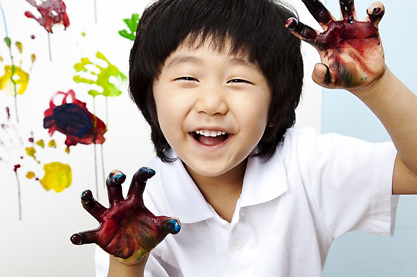 포토 JPG 스튜디오촬영 남자 어린이라이프 초등학생 어린이 포즈 장난 놀이 실내 손바닥 미술 한명 미소 웃음 사람 동양인 소년 상반신 물감 한국인 즐거움 어린이세상 도화지 물감놀이 손바닥찍기 남자만 남자한명만 어린이만 소년만 소년한명만 국내포토 1 학생 라이프스타일 손 감정 종이 문화예술 표정 인종 내부 미술도구 색칠 파일형식