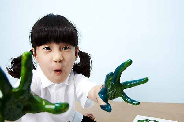 포토 JPG 스튜디오촬영 여자 어린이라이프 초등학생 어린이 포즈 장난 놀이 실내 표정 손바닥 미술 한명 웃음 사람 동양인 소녀 상반신 물감 한국인 즐거움 어린이세상 도화지 물감놀이 손바닥찍기 여자만 여자한명만 어린이만 소녀만 소녀한명만 국내포토 1 학생 라이프스타일 손 감정 종이 문화예술 인종 내부 미술도구 색칠 파일형식