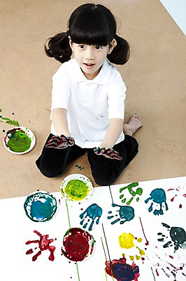 포토 JPG 스튜디오촬영 전신 그릇 접시 여자 어린이라이프 초등학생 어린이 포즈 장난 놀이 실내 손바닥 미술 한명 웃음 사람 앉기 동양인 소녀 물감 놀람 한국인 즐거움 어린이세상 도화지 물감놀이 손바닥찍기 여자만 여자한명만 어린이만 소녀만 소녀한명만 국내포토 1 학생 라이프스타일 식기 손 감정 종이 모션 문화예술 표정 인종 내부 미술도구 색칠 파일형식