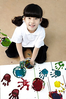 포토 JPG 스튜디오촬영 전신 그릇 접시 여자 어린이라이프 초등학생 어린이 포즈 장난 놀이 실내 손바닥 미술 한명 웃음 사람 앉기 동양인 소녀 하이앵글 물감 한국인 즐거움 어린이세상 도화지 물감놀이 손바닥찍기 여자만 여자한명만 어린이만 소녀만 소녀한명만 국내포토 1 학생 라이프스타일 식기 손 감정 종이 뷰포인트 모션 문화예술 표정 인종 내부 미술도구 색칠 파일형식