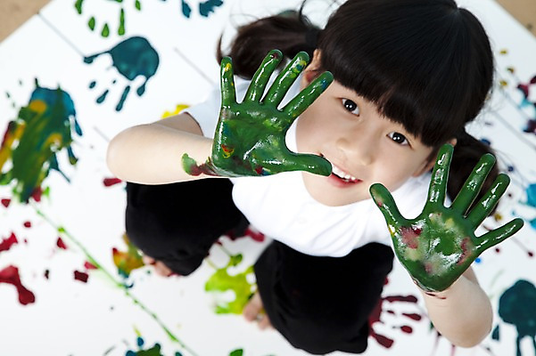 포토 JPG 스튜디오촬영 전신 여자 어린이라이프 초등학생 어린이 포즈 장난 놀이 실내 손바닥 미술 한명 웃음 사람 동양인 소녀 하이앵글 물감 한국인 즐거움 어린이세상 도화지 물감놀이 손바닥찍기 여자만 여자한명만 어린이만 소녀만 소녀한명만 국내포토 1 학생 라이프스타일 손 감정 종이 뷰포인트 문화예술 표정 인종 내부 미술도구 색칠 파일형식