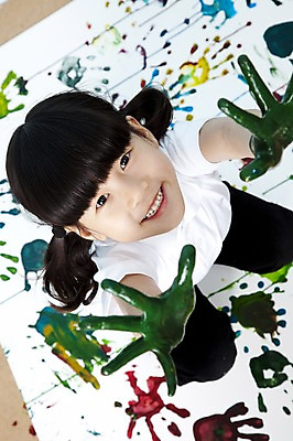 포토 JPG 스튜디오촬영 전신 여자 어린이라이프 초등학생 어린이 포즈 장난 놀이 실내 손바닥 미술 한명 웃음 사람 동양인 소녀 하이앵글 물감 한국인 즐거움 어린이세상 도화지 물감놀이 손바닥찍기 여자만 여자한명만 어린이만 소녀만 소녀한명만 국내포토 1 학생 라이프스타일 손 감정 종이 뷰포인트 문화예술 표정 인종 내부 미술도구 색칠 파일형식