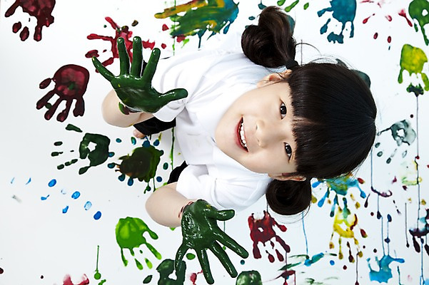 포토 JPG 스튜디오촬영 전신 여자 어린이라이프 초등학생 어린이 포즈 장난 놀이 실내 손바닥 미술 한명 웃음 사람 동양인 소녀 하이앵글 물감 한국인 즐거움 어린이세상 도화지 물감놀이 손바닥찍기 여자만 여자한명만 어린이만 소녀만 소녀한명만 국내포토 1 학생 라이프스타일 손 감정 종이 뷰포인트 문화예술 표정 인종 내부 미술도구 색칠 파일형식