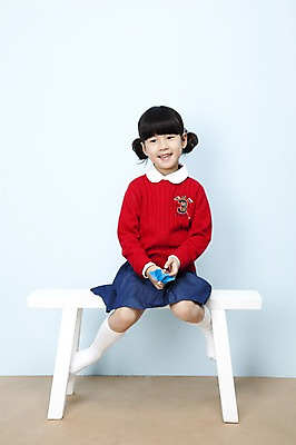 포토 JPG 스튜디오촬영 전신 여자 어린이라이프 초등학생 어린이 포즈 의자 놀이 실내 한명 웃음 사람 앉기 동양인 소녀 한국인 즐거움 어린이세상 여자만 여자한명만 어린이만 소녀만 소녀한명만 국내포토 1 학생 라이프스타일 감정 가구 모션 표정 인종 내부 파일형식