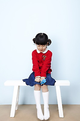 포토 JPG 스튜디오촬영 전신 여자 어린이라이프 초등학생 어린이 포즈 의자 놀이 실내 한명 사람 앉기 동양인 소녀 눈감음 한국인 어린이세상 여자만 여자한명만 어린이만 소녀만 소녀한명만 국내포토 1 학생 라이프스타일 가구 모션 인종 내부 파일형식