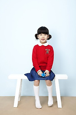 포토 JPG 스튜디오촬영 전신 여자 어린이라이프 초등학생 어린이 포즈 의자 놀이 실내 한명 웃음 사람 앉기 동양인 소녀 한국인 즐거움 어린이세상 여자만 여자한명만 어린이만 소녀만 소녀한명만 국내포토 1 학생 라이프스타일 감정 가구 모션 표정 인종 내부 파일형식