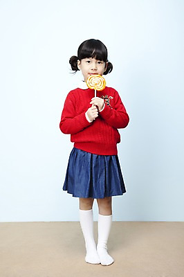 포토 JPG 스튜디오촬영 전신 여자 어린이라이프 초등학생 어린이 포즈 놀이 디저트 실내 막대사탕 사탕 한명 서기 들기 사람 동양인 소녀 한국인 어린이세상 여자만 여자한명만 어린이만 소녀만 소녀한명만 국내포토 1 학생 라이프스타일 음식 모션 인종 내부 파일형식