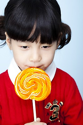 포토 JPG 스튜디오촬영 여자 어린이라이프 초등학생 어린이 포즈 놀이 디저트 실내 막대사탕 사탕 한명 들기 사람 동양인 소녀 근접촬영 상반신 한국인 어린이세상 여자만 여자한명만 어린이만 소녀만 소녀한명만 국내포토 1 학생 라이프스타일 음식 뷰포인트 모션 인종 내부 파일형식