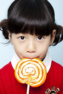 포토 JPG 스튜디오촬영 여자 어린이라이프 초등학생 어린이 포즈 놀이 디저트 실내 막대사탕 사탕 한명 들기 사람 동양인 소녀 근접촬영 상반신 한국인 어린이세상 여자만 여자한명만 어린이만 소녀만 소녀한명만 국내포토 1 학생 라이프스타일 음식 뷰포인트 모션 인종 내부 파일형식