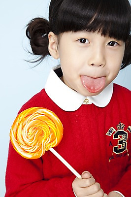 포토 JPG 스튜디오촬영 여자 어린이라이프 초등학생 어린이 포즈 장난 놀이 디저트 실내 막대사탕 사탕 한명 들기 사람 동양인 소녀 상반신 신체부위 한국인 혀 주기 어린이세상 메롱 여자만 여자한명만 어린이만 소녀만 소녀한명만 국내포토 1 학생 라이프스타일 음식 모션 인종 내부 입 파일형식