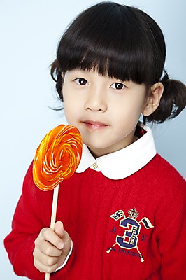 포토 JPG 스튜디오촬영 여자 어린이라이프 초등학생 어린이 포즈 놀이 디저트 실내 막대사탕 사탕 한명 들기 사람 동양인 소녀 상반신 한국인 어린이세상 여자만 여자한명만 어린이만 소녀만 소녀한명만 국내포토 1 학생 라이프스타일 음식 모션 인종 내부 파일형식