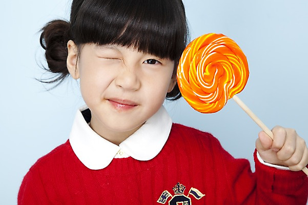 포토 JPG 스튜디오촬영 여자 어린이라이프 초등학생 어린이 포즈 놀이 디저트 실내 표정 막대사탕 사탕 윙크 한명 들기 사람 동양인 소녀 근접촬영 상반신 한국인 어린이세상 여자만 여자한명만 어린이만 소녀만 소녀한명만 국내포토 1 학생 라이프스타일 음식 뷰포인트 모션 인종 내부 파일형식