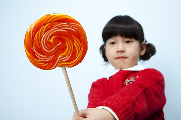 포토 JPG 스튜디오촬영 여자 어린이라이프 초등학생 어린이 로우앵글 포즈 놀이 디저트 실내 막대사탕 사탕 한명 들기 사람 동양인 소녀 근접촬영 상반신 한국인 어린이세상 여자만 여자한명만 어린이만 소녀만 소녀한명만 국내포토 1 학생 라이프스타일 음식 뷰포인트 모션 인종 내부 파일형식