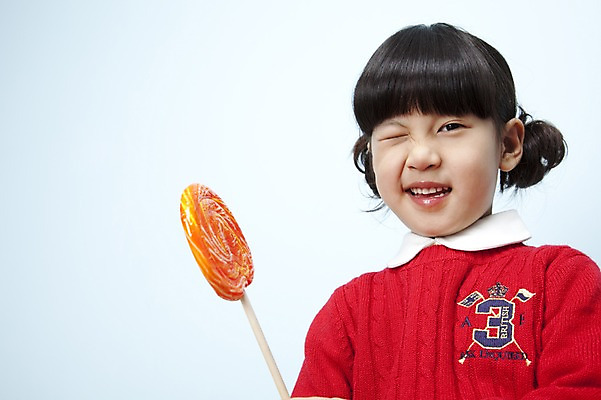 포토 JPG 스튜디오촬영 여자 어린이라이프 초등학생 어린이 로우앵글 놀이 디저트 실내 표정 막대사탕 사탕 윙크 한명 들기 사람 동양인 소녀 상반신 한국인 어린이세상 여자만 여자한명만 어린이만 소녀만 소녀한명만 국내포토 1 학생 라이프스타일 음식 뷰포인트 모션 인종 내부 파일형식