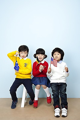 포토 JPG 스튜디오촬영 전신 여자 남자 어린이라이프 어린이 포즈 의자 놀이 실내 웃음 들기 사람 동양인 소녀 소년 세명 친구 한국인 깃발 성조기 국기 즐거움 어린이세상 벨기에국기 어린이만 국내포토 라이프스타일 감정 가구 관계 모션 표정 인종 내부 파일형식