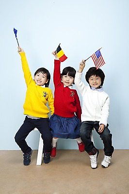 포토 JPG 스튜디오촬영 전신 여자 남자 어린이라이프 어린이 포즈 의자 놀이 실내 웃음 들기 사람 앉기 동양인 소녀 소년 세명 친구 한국인 깃발 성조기 국기 즐거움 어린이세상 벨기에국기 어린이만 국내포토 라이프스타일 감정 가구 관계 모션 표정 인종 내부 파일형식