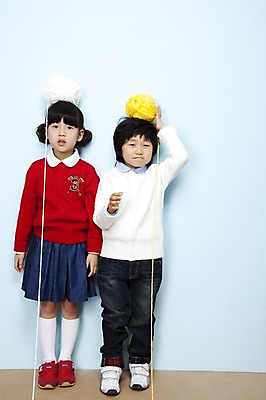 포토 JPG 스튜디오촬영 전신 여자 남자 어린이라이프 어린이 포즈 놀이 실내 서기 미소 웃음 사람 동양인 소녀 소년 두명 한국인 털실 어린이세상 뭉치 어린이만 놓기 국내포토 라이프스타일 모션 표정 인종 내부 실 파일형식