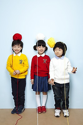 포토 JPG 스튜디오촬영 전신 여자 남자 어린이라이프 어린이 포즈 놀이 실내 서기 웃음 사람 동양인 소녀 소년 세명 친구 한국인 털실 떨어짐 즐거움 어린이세상 뭉치 어린이만 놓기 국내포토 라이프스타일 감정 컨셉 관계 모션 표정 인종 내부 실 파일형식