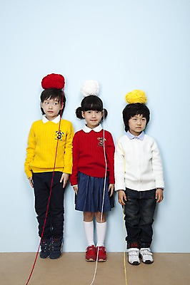 포토 JPG 스튜디오촬영 전신 여자 남자 어린이라이프 어린이 포즈 놀이 실내 서기 미소 웃음 사람 동양인 소녀 소년 세명 친구 한국인 털실 어린이세상 뭉치 어린이만 놓기 국내포토 라이프스타일 관계 모션 표정 인종 내부 실 파일형식