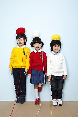 포토 JPG 스튜디오촬영 전신 여자 남자 어린이라이프 어린이 포즈 놀이 실내 서기 웃음 사람 동양인 소녀 소년 세명 친구 한국인 털실 즐거움 어린이세상 뭉치 어린이만 놓기 국내포토 라이프스타일 감정 관계 모션 표정 인종 내부 실 파일형식